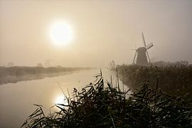 Een Mistige Zonsopkomst in Kinderdijk van Charlene van Koesveld