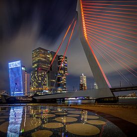 De Erasmusbrug in Rotterdam oranje verlicht van Annette Roijaards