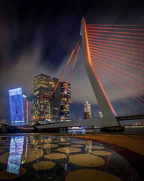 Die Erasmusbrücke leuchtet orange von Annette Roijaards