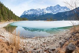 auftauende Eisfläche in der Eibseebucht mit Zugspitze von SusaZoom