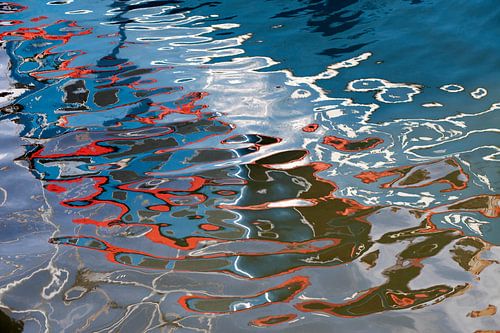 Reflet d'un yacht rouge et blanc dans le port d'Urk