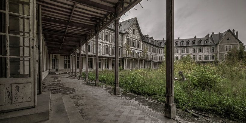 Abandoned sanatorium by Kristel van de Laar