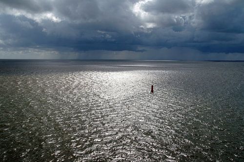 lage donkere wolken over zee