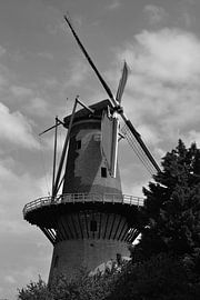 Molen Aeolus in Vlaardingen in zwart-wit van Rob Pols