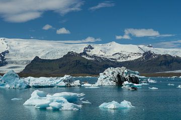 IJsland - Reusachtige ijsschotsen met boot ertussen en gletsjerberg van adventure-photos