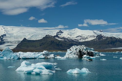 Islande - Banquise géante avec bateau entre les deux et montagne glaciaire