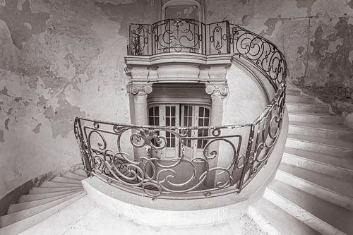 Une belle cage d'escalier quelque part dans une villa abandonnée. sur Patrick Löbler