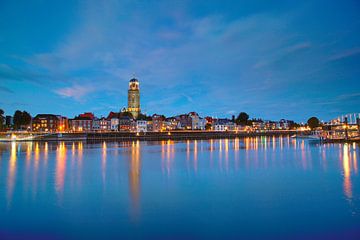 Deventer aan de Ijssel bij nacht van Fotografie John van der Veen