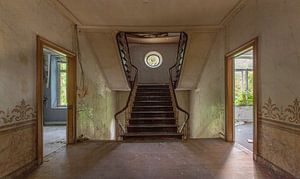 Master stairs of a abandoned castle van Olivier Photography