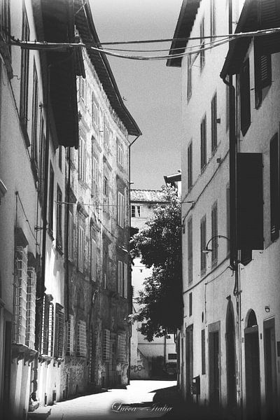 Schwarz &amp; Weiß italienische Straße in Lucca von Hendrik-Jan Kornelis
