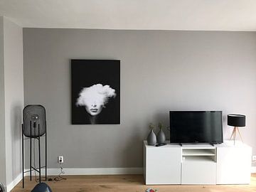 Photo de nos clients: un portrait en noir et blanc d'une femme avec un nuage blanc ou une brume couvrant ses yeux. sur Dreamy Faces