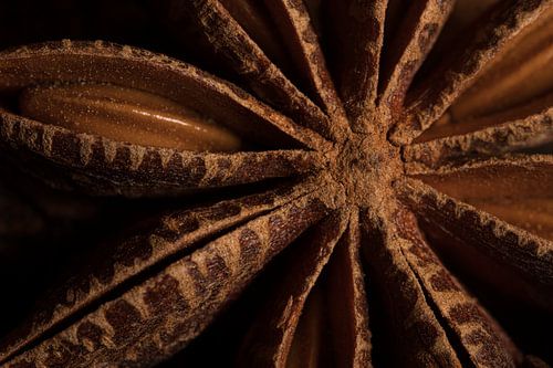 Warme kleuren van een stukje steranijs (extreme close-up)