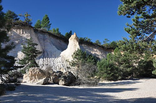 Een mineraal landschap van levendige kleuren