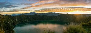 Sonnenaufgang am Quilotoa-See von Niels  Claassen