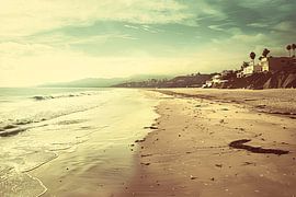 Impressionistischer Strand mit Häusern von Art & Soul Creations