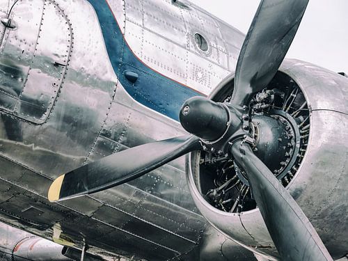 Vintage Douglas DC-3 propeller vliegtuig klaar voor vertrek