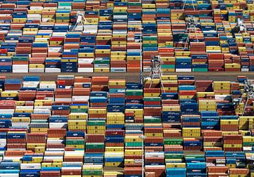 Containers op de containerterminal op de Maasvlakte te Rotterdam. van Sky Pictures Fotografie