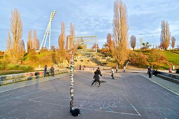 Sportliche Winterstimmung im Ostberliner Mauerpark  von Silva Wischeropp