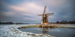 Dutch windmill at a lakeside von Peter Bolman