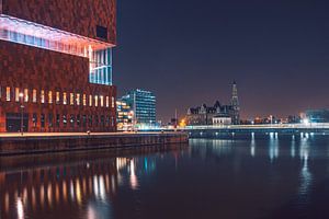Langzeitbelichtungsaufnahme der MAS und des Gebäudes der Lotsenstation in Antwerpen
