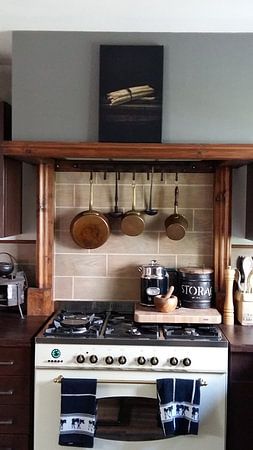 Stillleben mit Spargel auf antikem Tisch