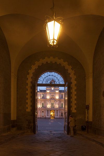 Uitzicht door de boog van het Siculorum Gymnasium naar de Universit�t, Universita Degli Studi Di Cat van Torsten Krüger