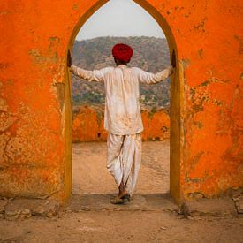 Un homme sous une arche orange sur But First Framing