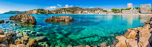 Panoramablick auf die schöne Küste von Peguera, Strand von Platja Palmira, Mallorca Spanien