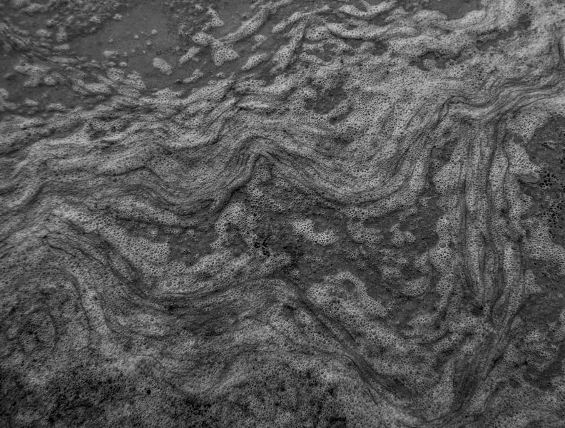 Schwarze und weiße Formen am Strand von Ameland von Bianca Fortuin