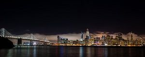 Panorama Bay Bridge en Skyline San Francisco Californië bij Nacht van Dieter Walther