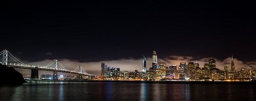 Panorama Bay Bridge en Skyline San Francisco Californië bij Nacht