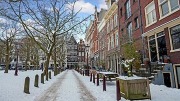Stadsgezicht van een besneeuwd Amsterdam in de winter in Nederland van Eye on You