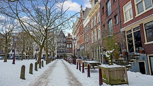 Stadsgezicht van een besneeuwd Amsterdam in de winter in Nederland