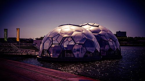 Bouwerk 3 drijvende bollen in Rotterdamse Rijnhaven