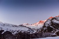 Gouden zonsopkomst over de besneeuwde toppen