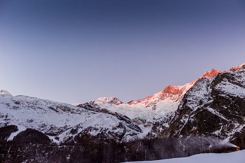 Gouden zonsopkomst over de besneeuwde toppen
