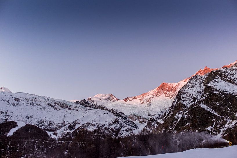 Gouden zonsopkomst over de besneeuwde toppen van Rick Crauwels