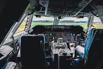 Cockpit met interieur van Boeing op startbaan vliegveld