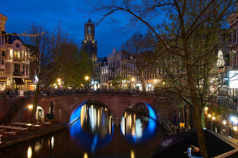 Utrecht atmosphérique, photographie de soirée à l'Oudegracht avec une vue sur le Dom. par Ad Jekel