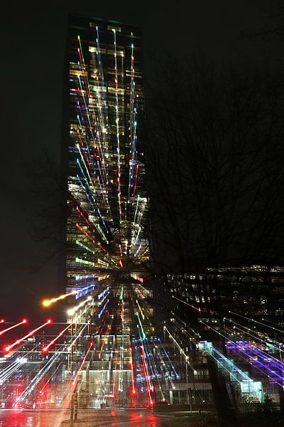 Tour Westpoint colorée dans une nuit noire par Corine Maas