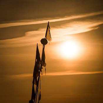 Zonsopgang boei bij de zee