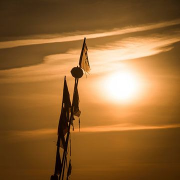 Bouée au lever du soleil sur la mer sur Voss Fine Art Fotografie