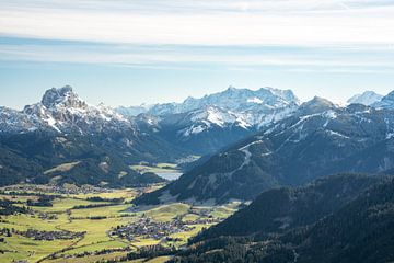 Blick auf die Tannheimer Berge und die Zugspitze von Leo Schindzielorz