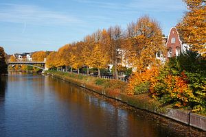 Alte Wohnhäuser am Alsterlauf am Leinpfad im Herbst,  Winterhude, Hamburg, Deutschland, Europa   I  