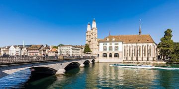 De skyline van Zürich met de Grossmünster in Zwitserland van Werner Dieterich