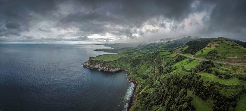 Luchtfoto van een kustgebied op Sao Miguel van Jonas Weinitschke