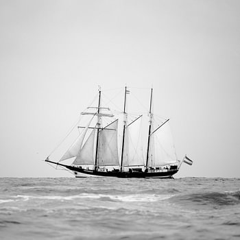 Der Oosterschelde-Dreimastschoner schwarz-weiß, quadratisch