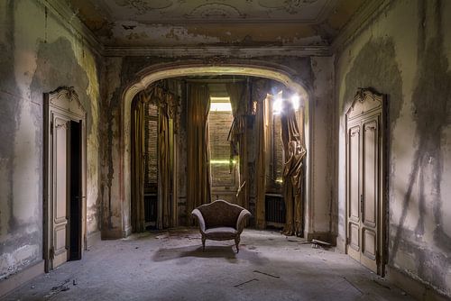 salon in een verlaten villa