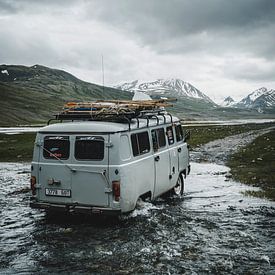 Russische 4x4 bus door rivier in Mongolië van Tom in 't Veld