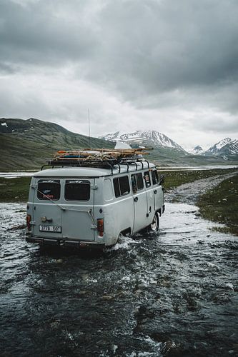 Russische 4x4 bus door rivier in Mongolië